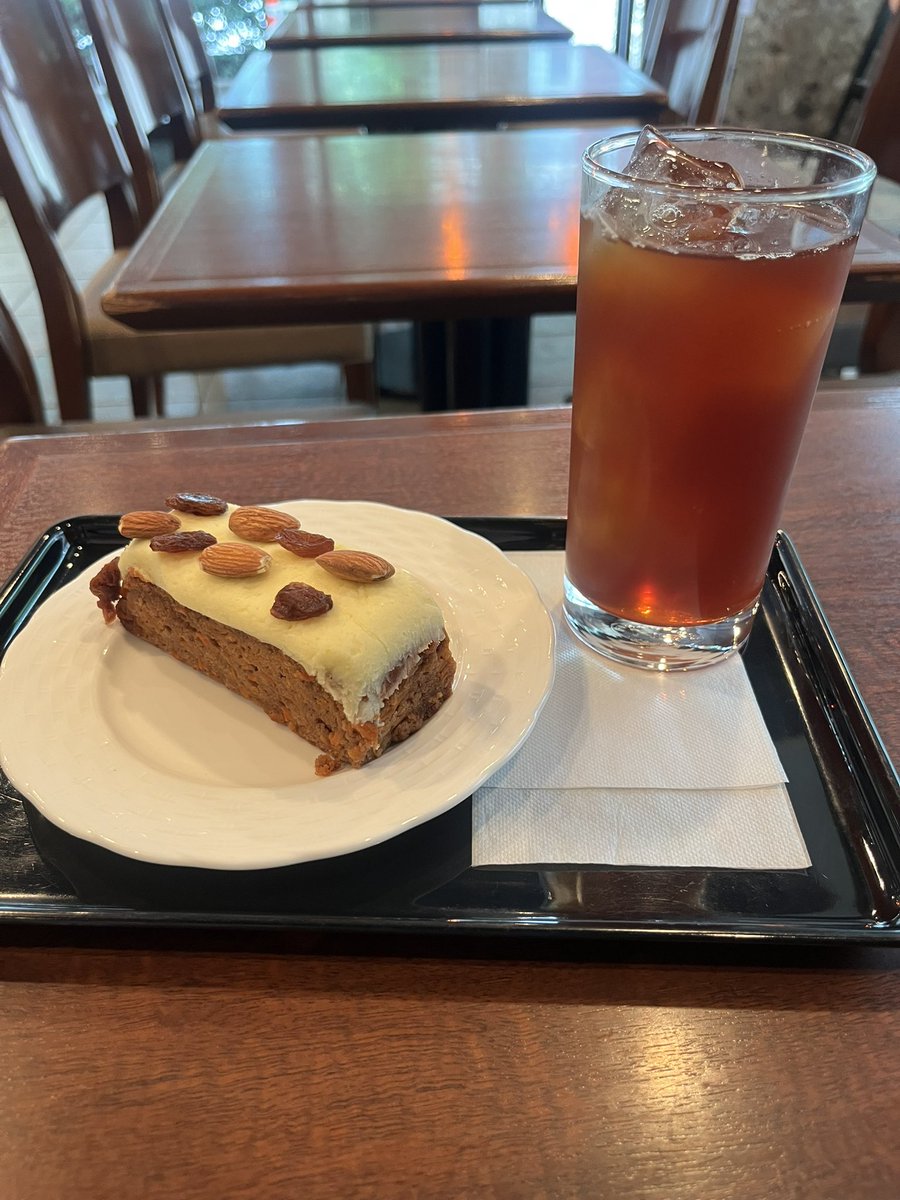 chamm__m's tweet photo. お金が浮いたと思ってキャロットケーキを食す！ https://t.co/iO4EGZYaeh