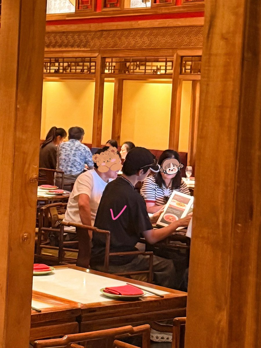 yangyang_tweets's tweet photo. 【260711】#YangYang spotted with his family in Los Angeles restaurant, expected to be after watching the World Cup game😍

#杨洋 #YangYang杨洋 #หยางหยาง https://t.co/sXhsFRLZkR
