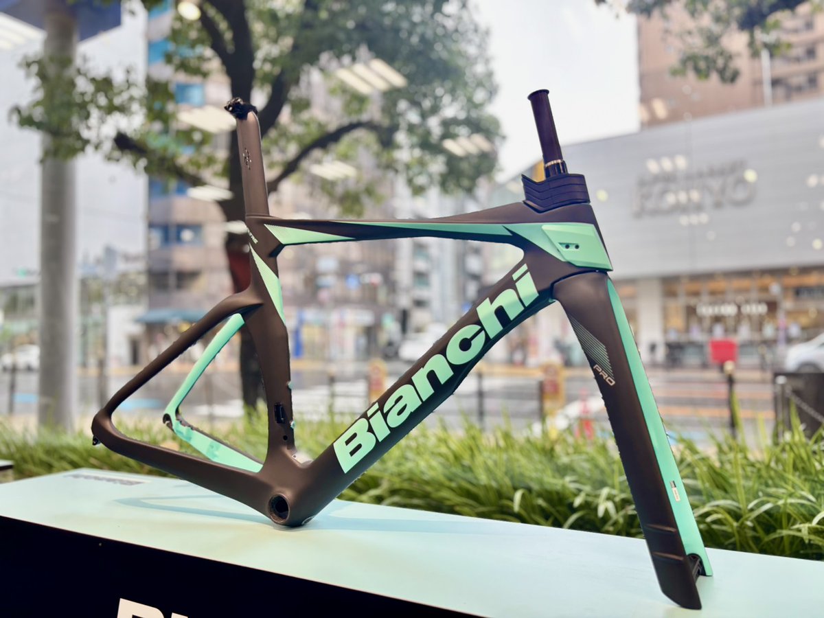 IOS_Bianchi's tweet photo. 【ワイズロード大阪本館】
サマーフェア開催中！

気になっていたあのバイクが大特価になってるかも！？

期間は8/16まで！
人気バイクは早くも欠品！？
お早めに店頭へ！！

https://t.co/HxTPrca9Bs

#ワイズロード #大阪 #ロードバイク #自転車 #クロスバイク
#BIANCHI #ビアンキ https://t.co/oyX0DduBvD