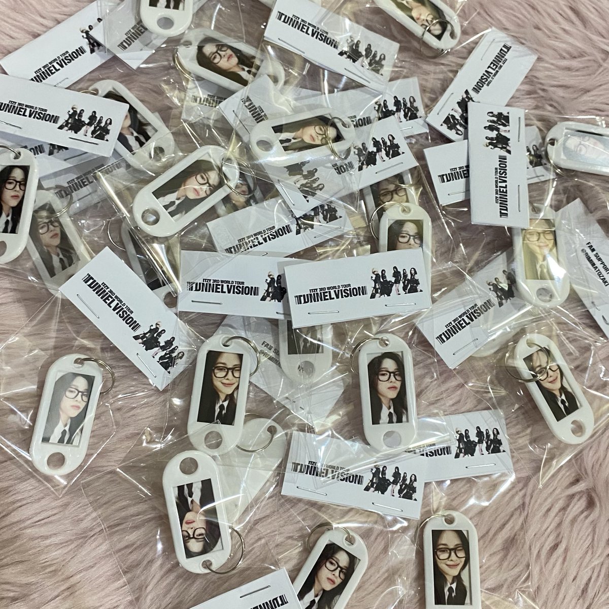 riminatozaki's tweet photo. itzy tunnel vision manila freebies ฅ^•ﻌ•^ฅ

★ fan support by: @riminatozaki 

— likes &amp; rts are appreciated 
— strictly 1:1
— open for onsite trades

see u later! minadali ko lang to kagabi 😅

#ITZY #MIDZY
#ITZY_WORLD_TOUR
#ITZY_TUNNELVISION_MANILA #ITZYinManila https://t.co/JfqS8Y5CYW