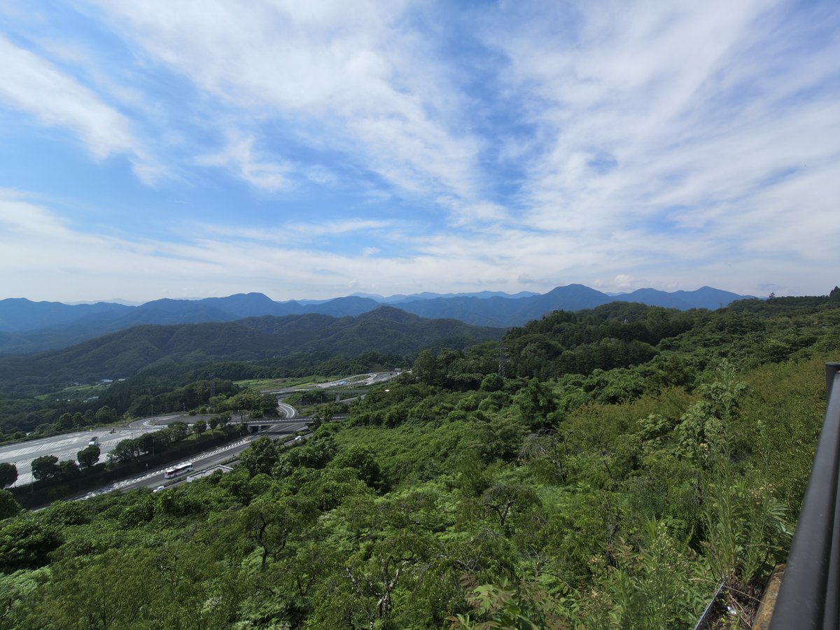 LucenK_Lower's tweet photo. 暑くなるので朝ツーとして６時発～道志・都留方面…と思いきや「富士山行ったれ」と急遽山中湖畔へ。大月で朝食して中央道の側道で帰宅。１０時半でもう日照りバリバリ…
後半の写真は大野展望台で最後の写真の右端に富士山がチラリ。
#ツーリング #GSX250R #富士山 https://t.co/YCuyUPeK13