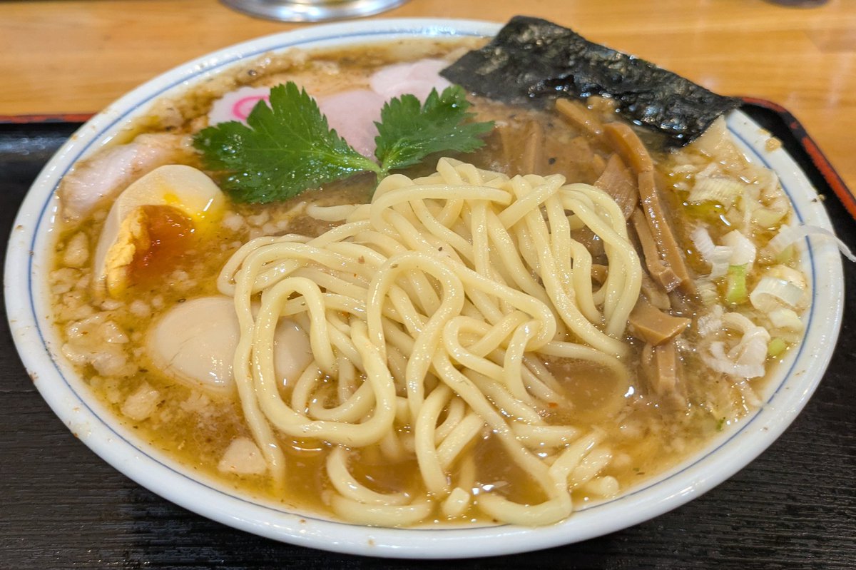 osamitsu0371's tweet photo. 青森市  青森大勝軒 本店
サバ背脂ラーメン ゆずナシ(1,100円)
鯖節の風味に程よい酸味のあるスープにプルプルの背脂とツルツルの麺の相性が抜群！前回より濃いめ？「ん〜めぇ～〜〜っ！」🤣 再度 復活する事を願っています🙇高嶋さん・すなkun・まよChanに会えて良かった👍 #青森大勝軒本店 https://t.co/aDrvexDeS9