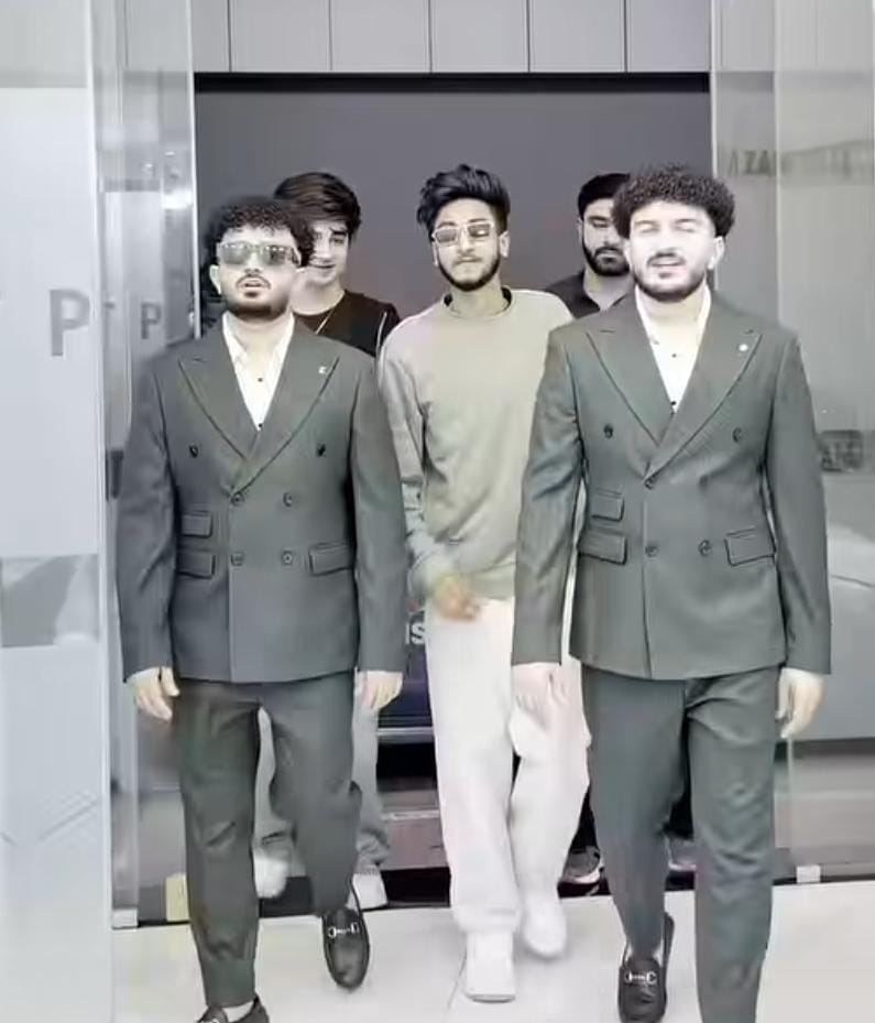 JaikyYadav16's tweet photo. आर्यन केल्विन झारखंड के धनबाद से दुबई तक का सफर।🔥

झारखंड के छोटे से जिले धनबाद के रहने वाले अमन पंडित यानि आर्यन केल्विन की सफलता की कहानी सबसे अलग है।

दोस्तों के साथ मिलकर कॉमेडी वीडियो बनाना शुरू किया शुरुआत में कम ही व्यूज आते थे लेकिन फिर इनकी वीडियो वॉयरल होने लगी।

इस कदर वॉयरल हुई कि आर्यन केल्विन पूरी दुनियां में छा गया, अभी हाल ही में आर्यन केल्विन को दुबई के जमजम ब्रदर्स ने उन्हें बुलाया था।

अब आर्यन केल्विन के पास लाखों के ब्रांड्स डील आती हैं।