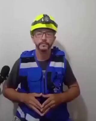 JuanKassabjiT's tweet photo. DENUNCIA.

Un rescatista de Perú denuncia que le robaron sus pertenencias en la iglesia de Catia La Mar, estado Vargas- La Guaira, mientras él se encontraba en operaciones de búsqueda y rescate para salvar las vidas de los venezolanos bajo los escombros. 

El rescatista pide que le devuelvan los bolsos hurtados y hace énfasis en que su disco duro contiene información irremplazable, por lo que es vital que lo contacten para regresarlos.

En el video publica su número telefónico +51 923376603.