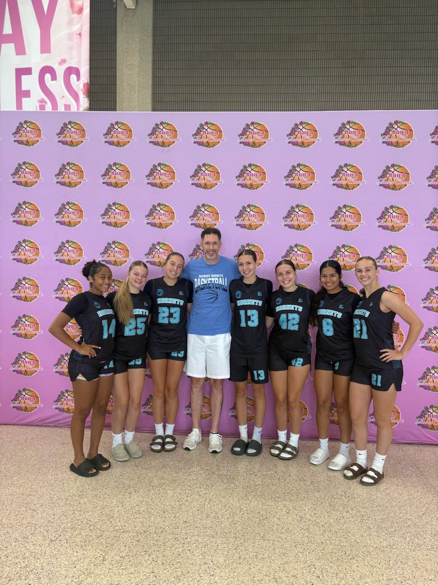 MidWest_Hornets's tweet photo. @TFNsRun4Roses One more game in the A.M. thanks for a fantastic experience @TFNsRun4Roses. This has been a great chance to make some memories and play some ball. https://t.co/KVKDCzhJI0