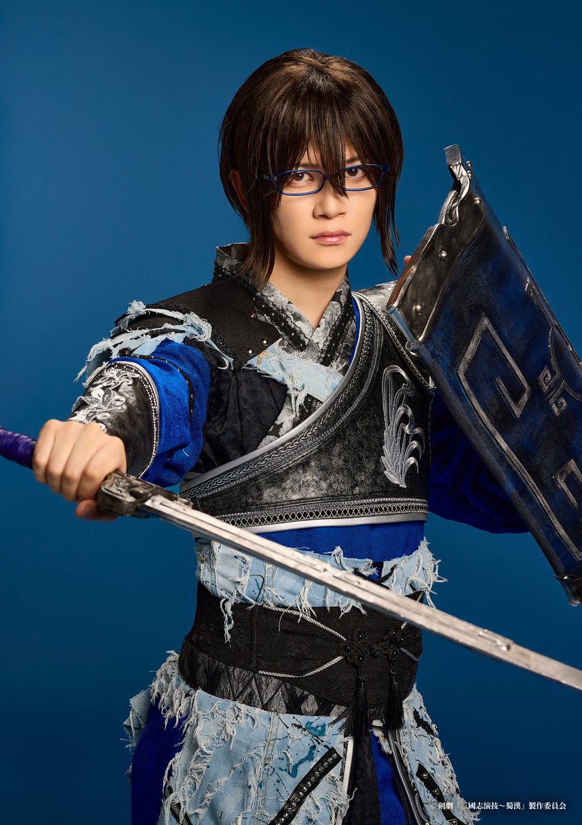 seiya0906's tweet photo. 剣劇「三國志演技〜蜀漢」
曹仁のビジュアル公開されました！！
メガネをかけて普段はしない髪の長さなので��珍しいビジュアルな気がします。

チケット一般発売も本日から開始です！
よろしくお願いします😊
https://t.co/AHnlJ3usHv https://t.co/aaXsMd6Ole