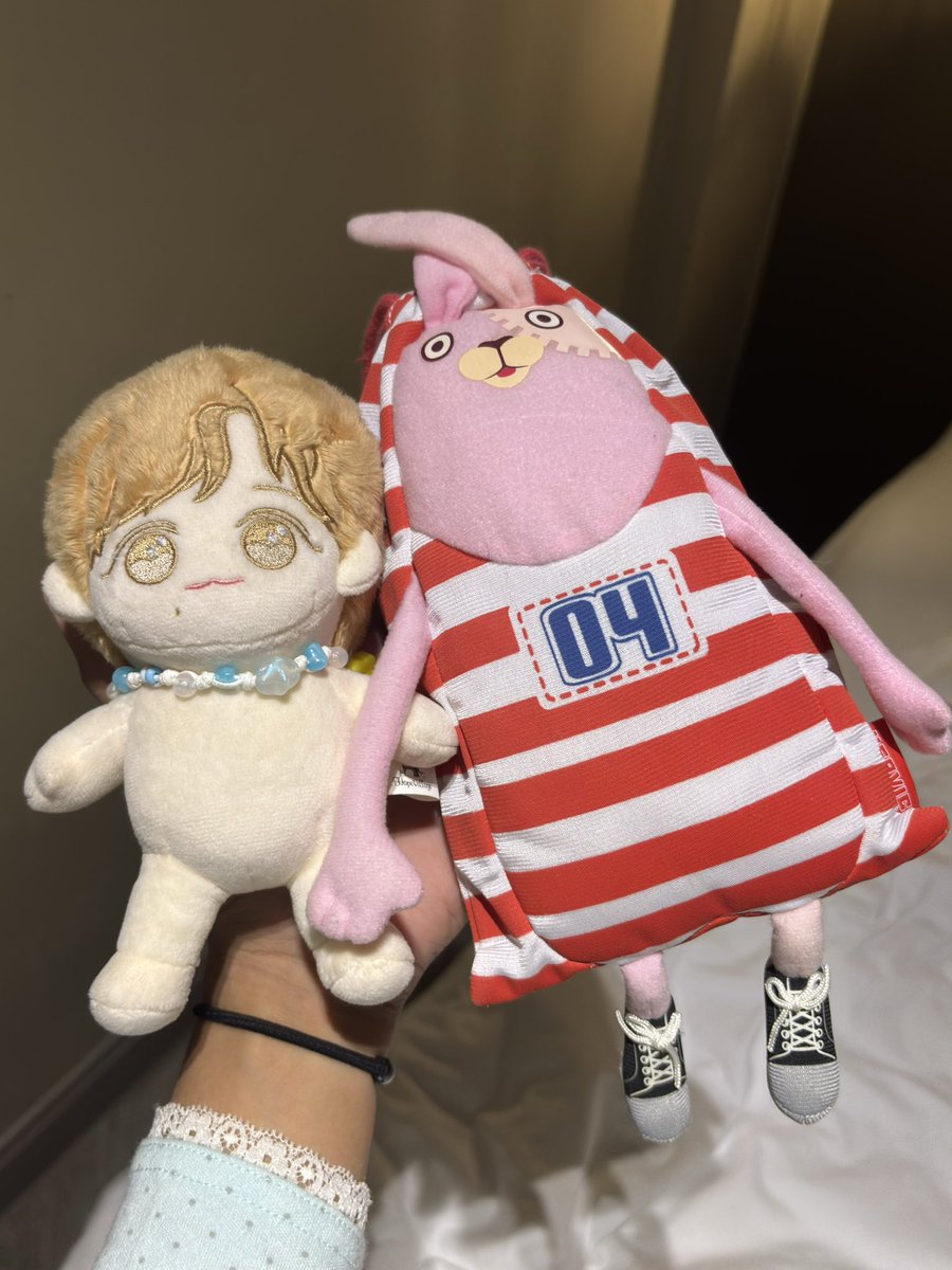 jellyji26's tweet photo. เค้าจะถือกระเป๋า Kirenenko นะคะ เดินมาจุ่มกำไลข้อมือจากน้องได้เลยย มีแค่ 15 ชิ้นคั้บบ🫶🏻🩷 

( ลงใหม่ฮะ เมื่อกี้เค้าลืมเปลี่ยนแท็กค้าบ TT ) 

#กิ๊บอะเมย์
#REFLECTinBKK
#พัคจีฮุน https://t.co/OHIKoBLmEy