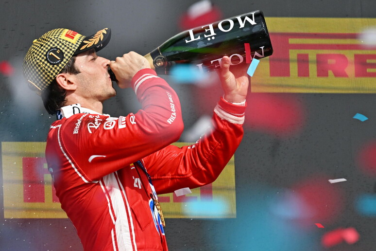 FerrariF1BR's tweet photo. Russell: eu amo ganhar corrida

Ferrari Brasil: https://t.co/eG0pdTo5Dd