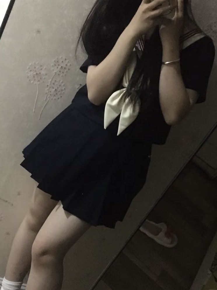 KMxiaonini's tweet photo. 以前以为照骗就是ps修图高p，现在看了妙王的视频领悟了，找好角度可以骗人，用好光线可以骗人。男娘都去学习一下吧，别他妈的穿个丝袜腿毛都不挂刮就拍了……还要假装自己是男娘来骗门槛卷B价。现在直男思维来想一下，哪有服务和价格不成正比的。还有的小药娘也是过度自信了吃药gay而已 https://t.co/SCwwhlV6zx
