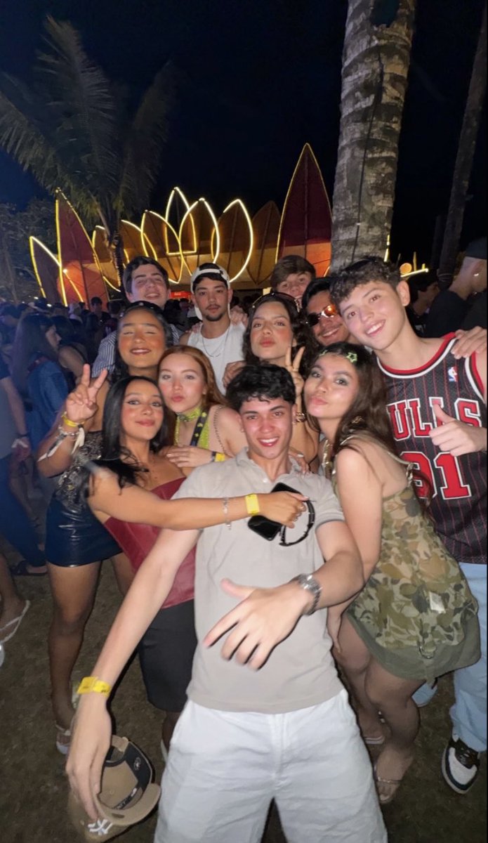 gomesviccg's tweet photo. só quem vive entende, era até daqui a Porto agora é Porto para sempre! 💛🎓 https://t.co/exTnnrxa89