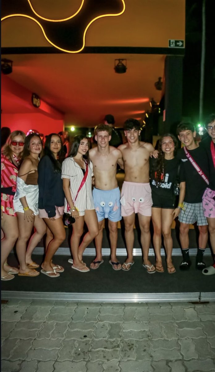 gomesviccg's tweet photo. só quem vive entende, era até daqui a Porto agora é Porto para sempre! 💛🎓 https://t.co/exTnnrxa89