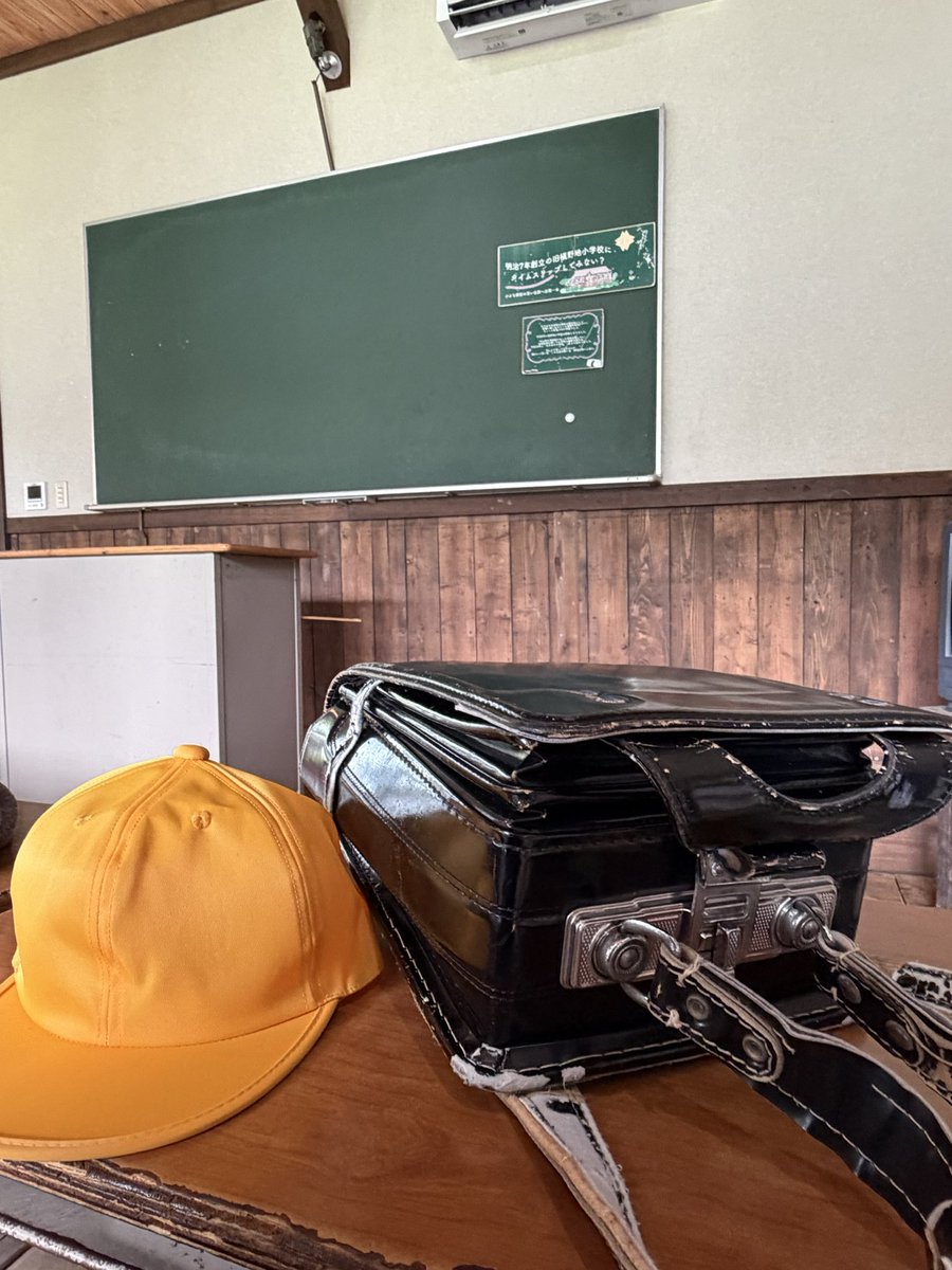 harvardy_kan's tweet photo. 懐かしの教室でおやきと揚げパン https://t.co/ir1TDnCVKG