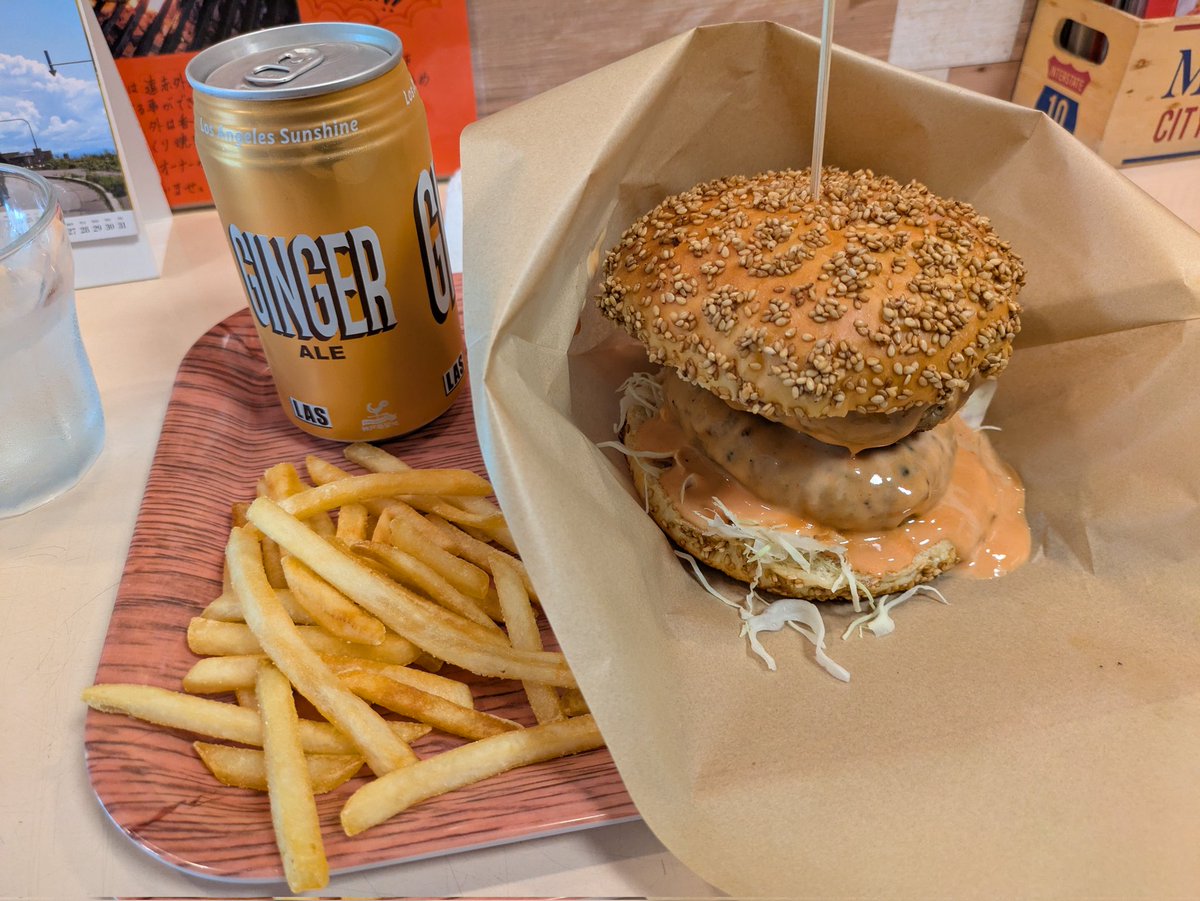 ddd_2710's tweet photo. ほりのバーガーで昼メッシ。かなりのボリュームで腹いっぱい https://t.co/rGshCqfA4A