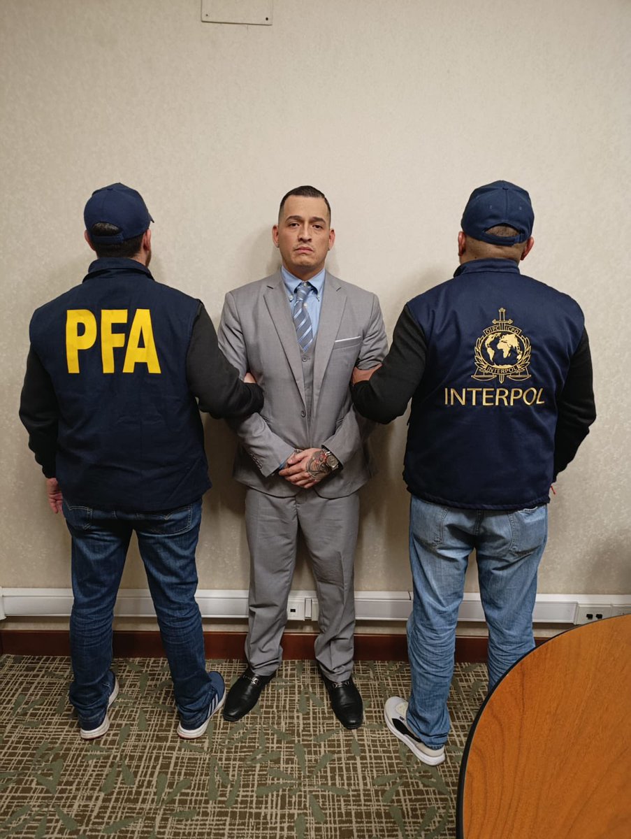 AleMonteoliva's tweet photo. Este es Rodolfo Junior Aguirre Covarrubias, narco mexicano. Hoy INTERPOL emitió una notificación roja para su captura con fines de extradición, por un pedido de la Justicia de los Estados Unidos por delitos vinculados al narcotráfico.

Gracias a una investigación de la SIDE, en un trabajo conjunto con la Dirección Nacional de Migraciones y el DFI de la Policía Federal Argentina, lo fuimos a buscar y lo detuvimos en la Ciudad de Buenos Aires.

La Argentina no es refugio de delincuentes. LAS HACEN. LAS PAGAN.