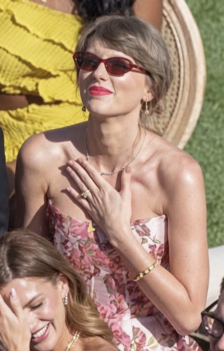 marisolhmira27's tweet photo. @theswiftedit The sunglasses please! https://t.co/YwdFpoHJdG