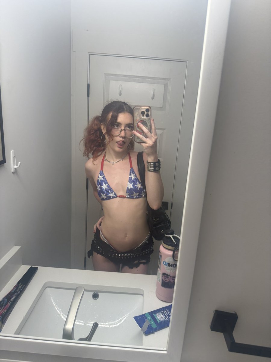 cummymochi's tweet photo. i never posted pics but i was cute on the 4th https://t.co/mF8alCryFe