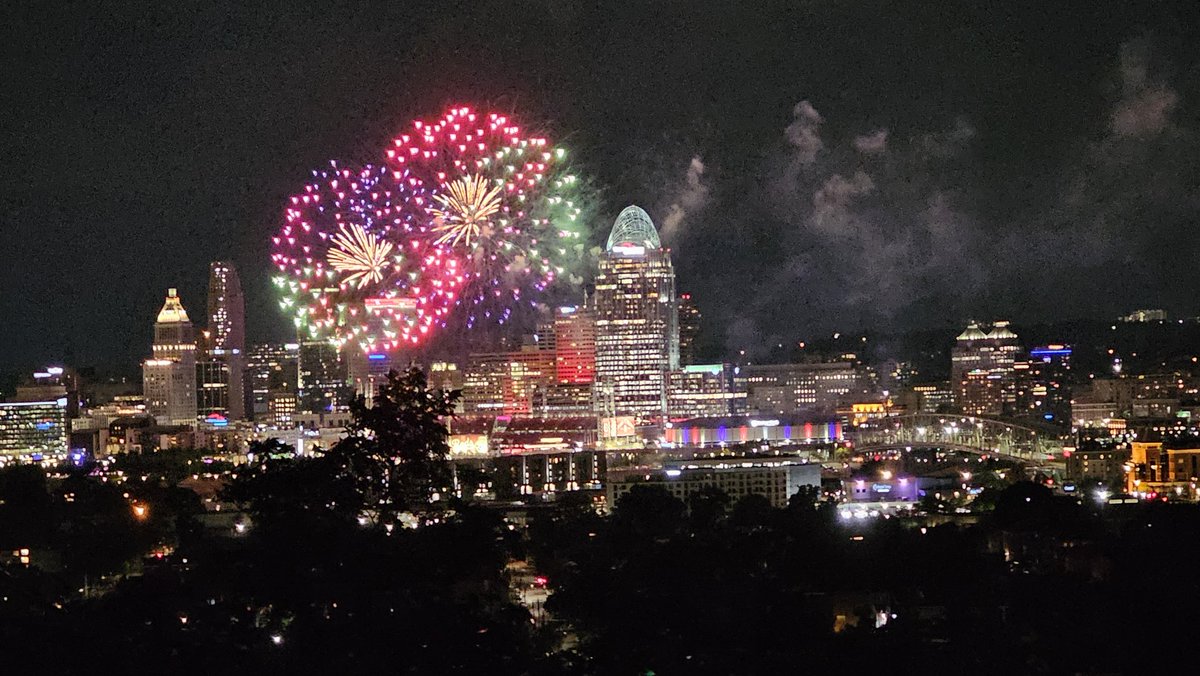 JoseFCaruci's tweet photo. The city was wrapped in a mantle of lights; one gazed at each of the fireworks in the sky as the city glowed with radiance. A great Friday, as always. Via @JoseFCaruci @AftabPureval @heyitsaftab @ElNacionalWeb @ElNacionaIWeb @HLGNapita @JA_Zabalgoitia @ABC @joseyelim https://t.co/eQHletBkIf