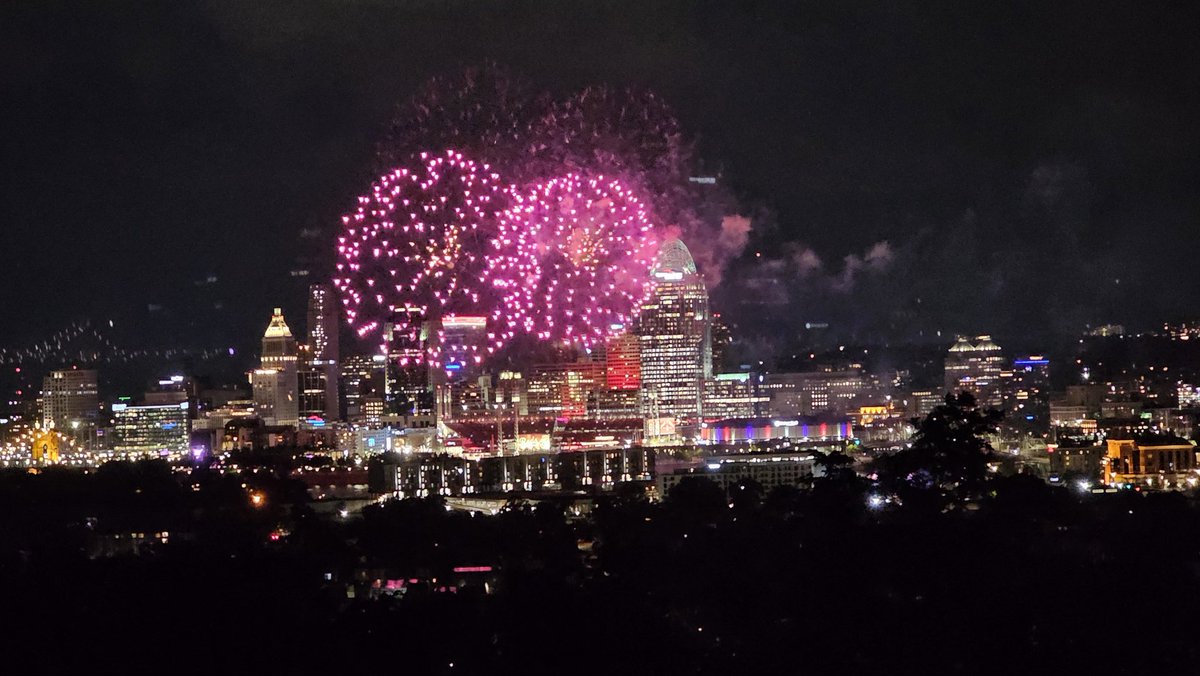 JoseFCaruci's tweet photo. The city was wrapped in a mantle of lights; one gazed at each of the fireworks in the sky as the city glowed with radiance. A great Friday, as always. Via @JoseFCaruci @AftabPureval @heyitsaftab @ElNacionalWeb @ElNacionaIWeb @HLGNapita @JA_Zabalgoitia @ABC @joseyelim https://t.co/eQHletBkIf
