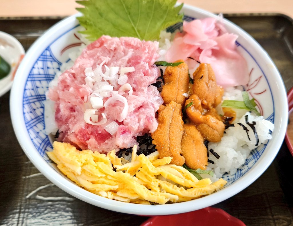 haseem9697's tweet photo. 斎太郎食堂で海鮮二色丼。 https://t.co/Y3WCDHpfnS