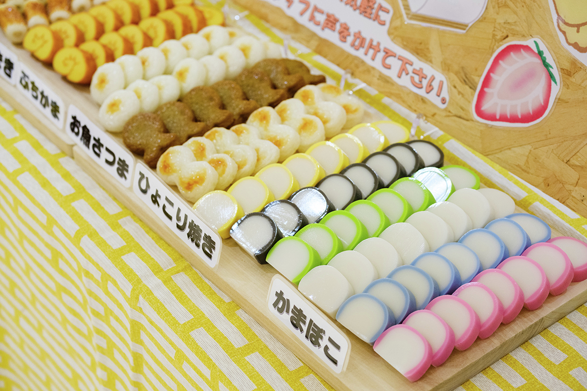 szhr1865's tweet photo. 毎年大人気！かまぼこキーホルダーづくりを今年の夏も開催します🌻
食品サンプルでキーホルダーを作るワークショップ。好きな種類のかまぼこと、枝豆やコーンなどの具材を組み合わせたら出来上がり！今年は7/24，8/7，8/8の3日間開催いたします✨
https://t.co/zFSMIlJ3uM https://t.co/OKn6yToGT9