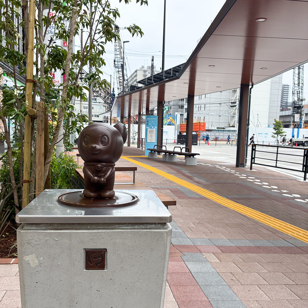 FUJIKOMUSEUM's tweet photo. ／
登戸駅バス停が
リニューアルしました
＼

ミュージアムへのアクセスは
登戸駅 生田緑地口から発着する
直行バスがおすすめ。

登戸駅のバス停がリニューアルされました♪
バス停手前で、ブロンズのドラミちゃんが
お出迎えしてくれますよ。

足元をよ～く見ると
チンプイ、オバケのQ太郎、
ドラえもん、モジャ公の足跡が！
ぜひ探してみてくださいね。

https://t.co/v3sw5rzQ5p