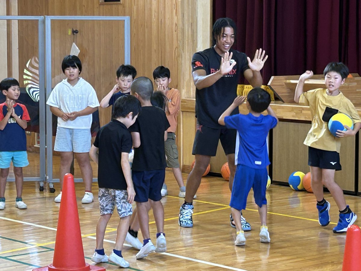 hometown_sanen's tweet photo. 7/11（土）毎年恒例 #東栄町 バスケットボール教室を開催し #三遠ネオフェニックス #根本大 #児玉ジュニア の2選手が参加しました⛹️‍♀️

ドリブル、パス、シュートの練習をして、ミニゲームで対決しました🏀

参加してくれたみんな、ありがとうございました🙏

#三遠ホームタウン
#カゲっち #オカちゃん https://t.co/zV9zwyjHyX