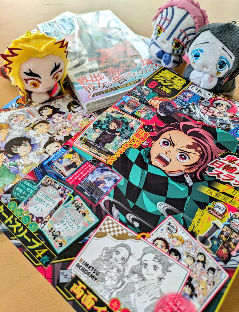 GaruWing_87's tweet photo. 最強ジャンプてコロコロコミックサイズなんだね🫣
今日に至るまで週刊誌のようなサイズの場所にあると
勝手に思い込んでた自分が情けない  笑
ふろく素敵～✨ https://t.co/wrFrriOANg