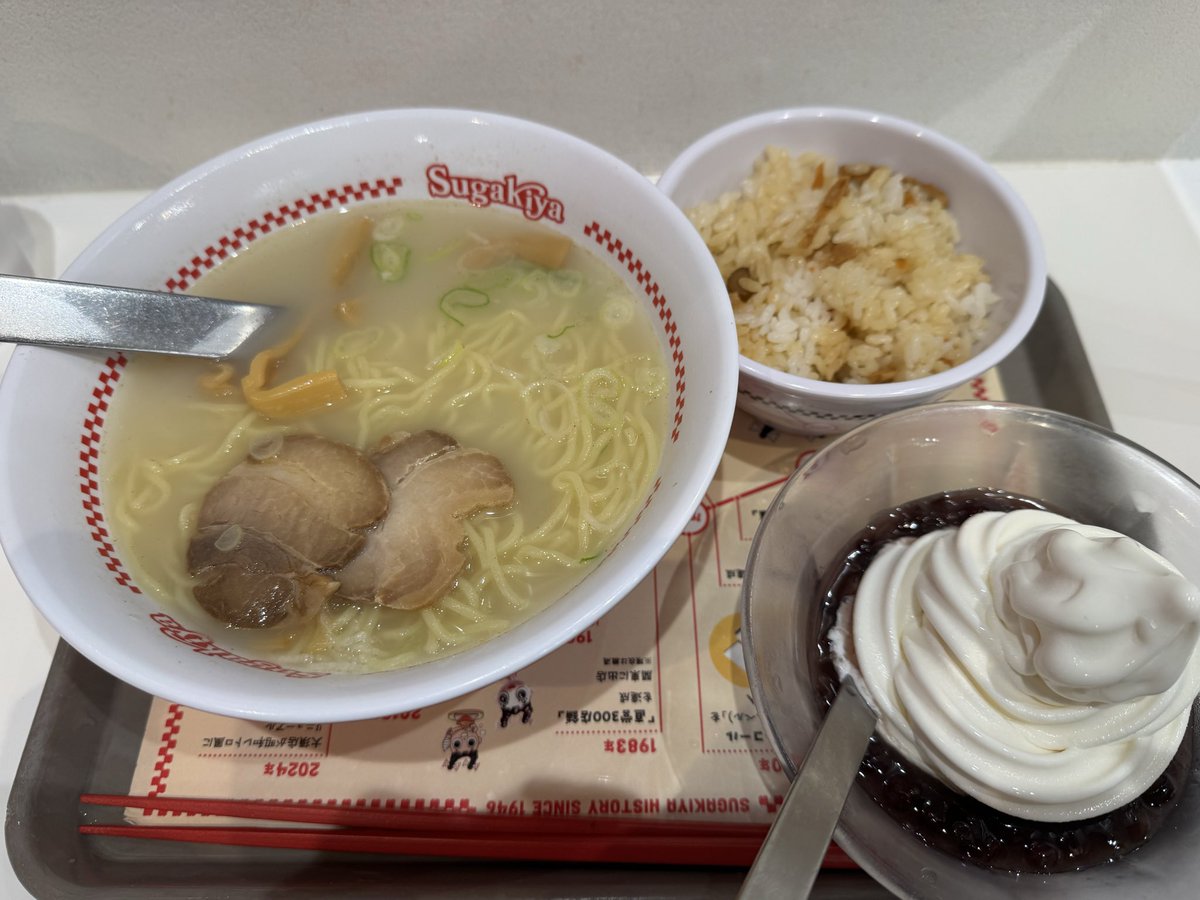 asamingosu's tweet photo. 先日、スガキヤデビューしました。何を頼むのが吉か分からず、店名のついたセットにしたのですが、ソルトクリームはいつ食べるのが正解なのかな？
SSGスタッフは、口直し的に途中で食べるのでは？と言っていました。
私はラーメン二口食べた後、ソフトクリームとかやくご飯と三角食べになりました。 https://t.co/xIFRVRklFK