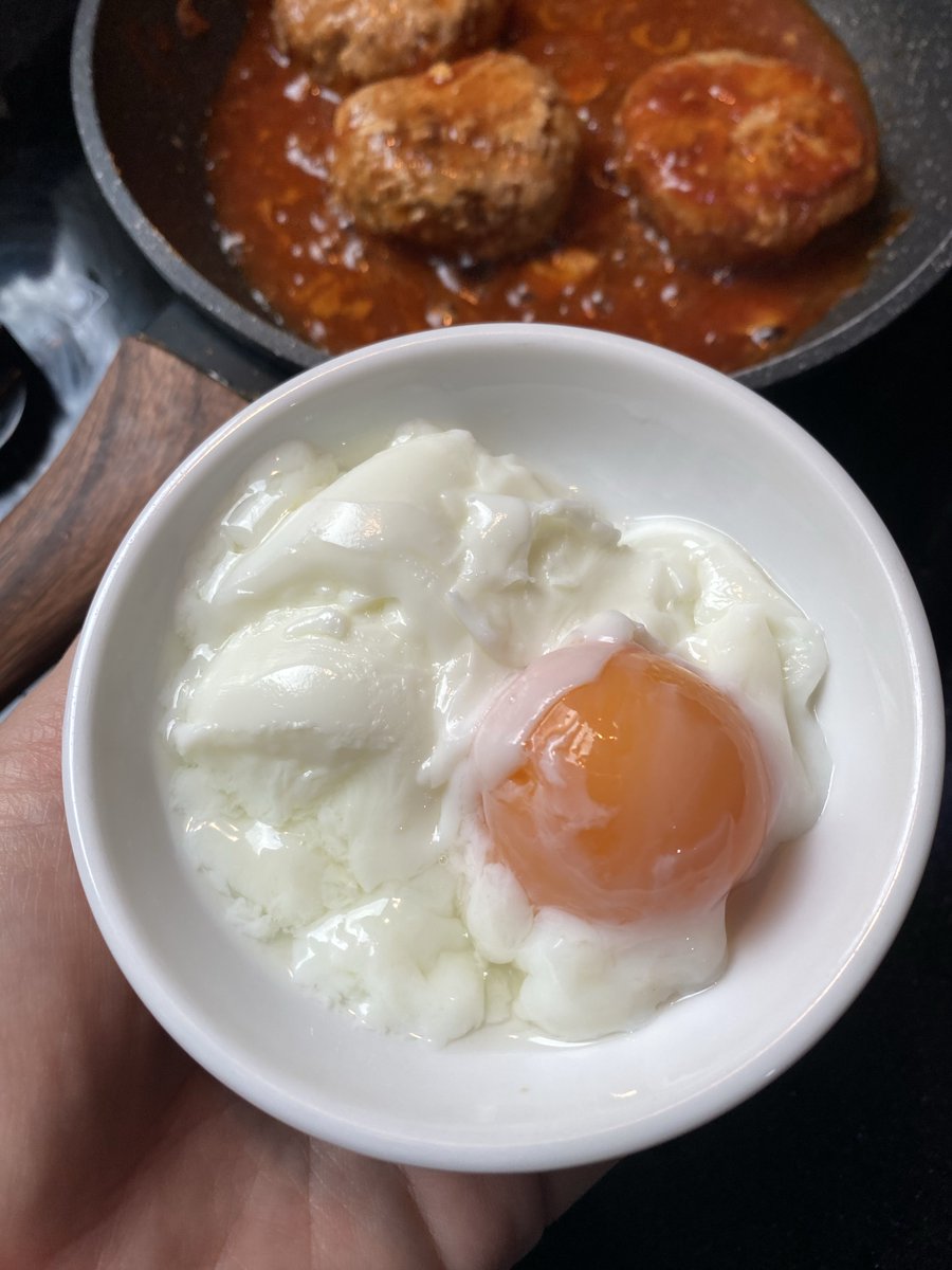 nokkyhuhu's tweet photo. ไม่กินไข่ดิบเลยลองทำไข่ลวกแบบในยูทูป  ได้แบบที่ต้องการเลยไข่แดงกลมๆหนึบๆ ไข่ขาวสุกพอดี😋

*ตั้งน้ำ1 ลิตร จนเดือด ปิดไฟ เติมน่ำเปล่า1 แก้ว แล้วใส่ไข่เบอร์0 ปิดฝาไว้10 นาที เอาออกมาใส่น้ำเย็น ตอกไข่ออกมาได้แบบนี้เลยฮะ😋 https://t.co/7RNsfgz0yQ