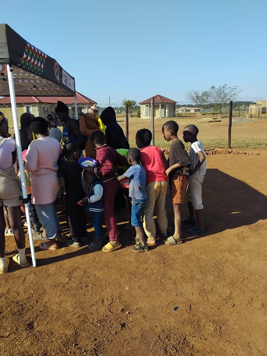 Smamane1's tweet photo. 📌 Iqhaza elimqoka, uMs Phumzile zwane wase Dumbe Kwa Ward 10 ePrince Mangosuthu,ngaphansi kwenhlakanipho branch usesungule Umsebenzi oncomekayo njengoba eQale uhlelo lwe Soup Kitchen eNdaweni yase Siyalwini ngaphansi kwakhe uWard 10, lapho kuphekelwa khona izingane ezincane https://t.co/nwe0qTF5Vd