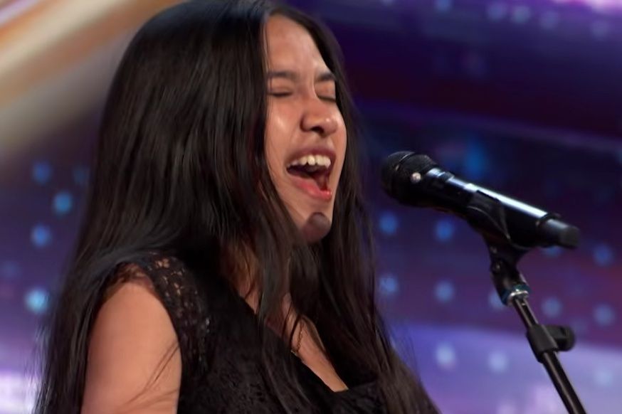 WzGTO2022's tweet photo. 🎸 จากตลาดนัดภูเก็ต สู่เวทีโลก! ไทม์ไลน์ "เนเน่ รอยัล" เขย่า America's Got Talent

1️⃣ เนเน่ รอยัล (Nene Royal) เยาวชนจากภูเก็ต เริ่มหัดกีตาร์ด้วยตัวเองจากวิดีโอออนไลน์ตั้งแต่อายุ 6-7 ขวบ ก่อนสั่งสมฝีมือจนคว้ารองแชมป์อันดับ 2 เวที Overdrive Guitar Contest ครั้งที่ 14 เมื่อปี 2023 และรางวัล Outstanding Player จาก King Power Band Competition ปี 2025

2️⃣ ก่อนดังระดับโลก เธอเป็นที่รู้จักในพื้นที่จากการเล่นเปิดหมวกทุกสุดสัปดาห์ที่ตลาดนัดนาคา ภูเก็ต พร้อมสะสมผู้ติดตามโซเชียลมีเดียรวมกว่า 3 ล้านคน และได้เป็น Featured Artist ให้แบรนด์กีตาร์ Enya Music

3️⃣ 7 ก.ค. 69 เธอขึ้นเวทีออดิชัน America's Got Talent ซีซั่น 21 ที่ Pasadena Civic Auditorium (ความจุ 3,000 ที่นั่ง) รัฐแคลิฟอร์เนีย บอกกรรมการว่าฝันอยากเป็น "ซูเปอร์สตาร์ทัวร์รอบโลก" ก่อนแสดงหนึ่งวันเต็มก่อนวันเกิดอายุครบ 16 ปี

4️⃣ เธอเลือกคัฟเวอร์เพลง "Zombie" ของวง The Cranberries เพลงที่มียอดสตรีมกว่า 1.8 พันล้านครั้งบน Spotify ด้วยเทคนิคกีตาร์ two-hand tapping ผ่าน Ibanez Musician Series และแอมป์ Fender Deluxe Reverb ทำเอาผู้ชมทั้งฮอลล์ลุกขึ้นร้องตามตั้งแต่นาทีแรก

5️⃣ กรรมการยกย่องทันทีหลังจบการแสดง Sofía Vergara ชมว่ามีโอกาสไปได้ไกลในรายการนี้ ส่วน Howie Mandel ยกให้เธอคือ "ร็อกสตาร์ตัวจริง" Mel B ชื่นชมทั้งเสียงร้องและฝีมือกีตาร์ ขณะที่ Simon Cowell พูดถึงความดิบไม่สมบูรณ์แบบที่กลับทำให้การแสดงน่าประทับใจยิ่งขึ้น

6️⃣ กรรมการทั้ง 4 คนโหวต Yes เป็นเอกฉันท์ ส่งเธอผ่านเข้ารอบต่อไป คลิปการแสดงมียอดชมทะลุ 2 ล้านครั้งภายในวันเดียวหลังเผยแพร่ทาง YouTube ของรายการ

7️⃣ ปัจจุบันเธอกำลังทำเพลงต้นฉบับของตัวเองร่วมกับโปรดิวเซอร์มืออาชีพเพื่อเตรียมอีพีอัลบั้มแรก และยังคงเล่นโชว์ประจำสัปดาห์ที่ตลาดนัดนาคาในภูเก็ตอยู่เหมือนเดิม

8️⃣ ยังไม่มีการเปิดเผยว่าเธอจะไปได้ไกลแค่ไหนในซีซั่นนี้ แต่ผลตอบรับจากทั้งกรรมการและยอดวิวถล่มทลาย ทำให้ AGT ซีซั่น 21 มีชื่อเยาวชนไทยอีกคนถูกจับตามองในระดับสากล

#เนเน่รอยัล #NeneRoyal #AmericasGotTalent #AGT #ภูเก็ต