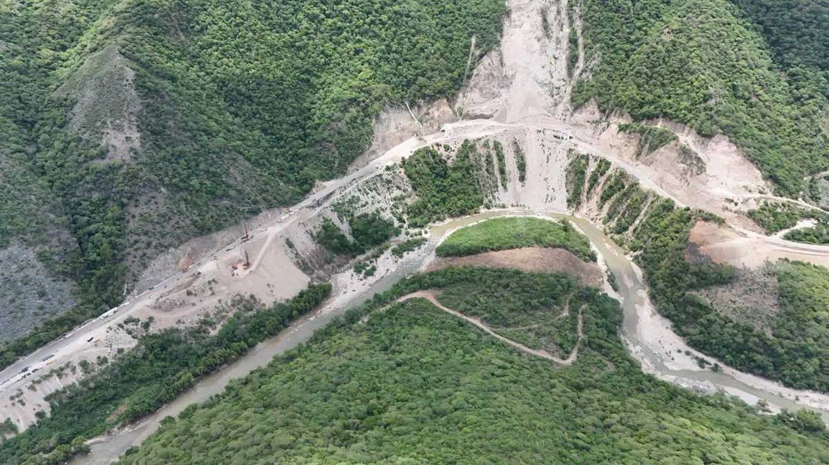 wilmergl_'s tweet photo. #Entérate 🔴 Avanza construcción de Puente “El Tornillo” en la autopista #Mitla - #Tehuantepec 

La Secretaría de Infraestructura, Comunicaciones y Transportes (SICT) informó que continúan los trabajos de construcción del Puente "El Tornillo", ubicado en el kilómetro 139+090 de la autopista Mitla – Tehuantepec, obra estratégica que contribuirá a mejorar la conectividad entre los Valles Centrales y el Istmo de Tehuantepec.

La dependencia señaló que el proyecto contempla una inversión estimada de mil 250 millones de pesos, destinados a la construcción y supervisión de la obra. 

Detalló que el puente tendrá una longitud total de 1,270 metros y un ancho de corona de 12 metros, características que permitirán fortalecer la infraestructura carretera de la región y elevar los niveles de seguridad para las personas usuarias.
.
#wilmergildigital #noticias #oaxaca