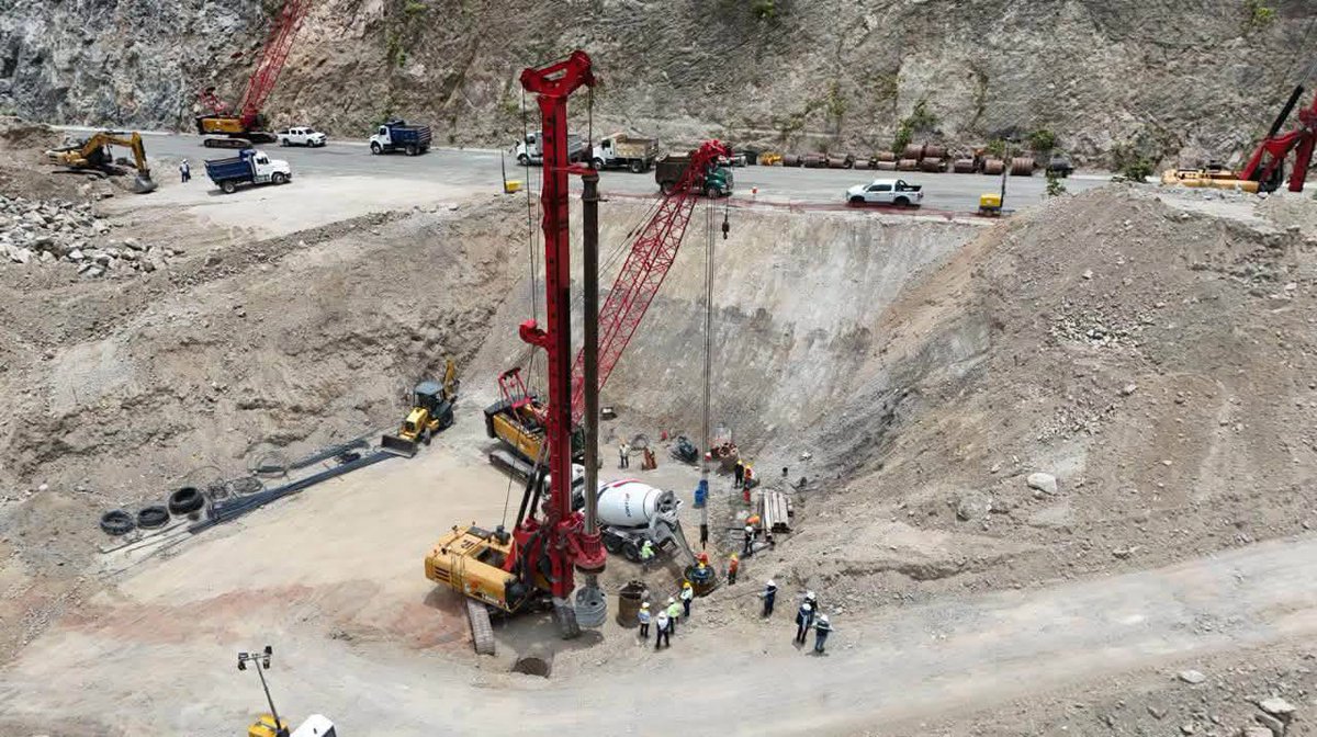 wilmergl_'s tweet photo. #Entérate 🔴 Avanza construcción de Puente “El Tornillo” en la autopista #Mitla - #Tehuantepec 

La Secretaría de Infraestructura, Comunicaciones y Transportes (SICT) informó que continúan los trabajos de construcción del Puente "El Tornillo", ubicado en el kilómetro 139+090 de la autopista Mitla – Tehuantepec, obra estratégica que contribuirá a mejorar la conectividad entre los Valles Centrales y el Istmo de Tehuantepec.

La dependencia señaló que el proyecto contempla una inversión estimada de mil 250 millones de pesos, destinados a la construcción y supervisión de la obra. 

Detalló que el puente tendrá una longitud total de 1,270 metros y un ancho de corona de 12 metros, características que permitirán fortalecer la infraestructura carretera de la región y elevar los niveles de seguridad para las personas usuarias.
.
#wilmergildigital #noticias #oaxaca