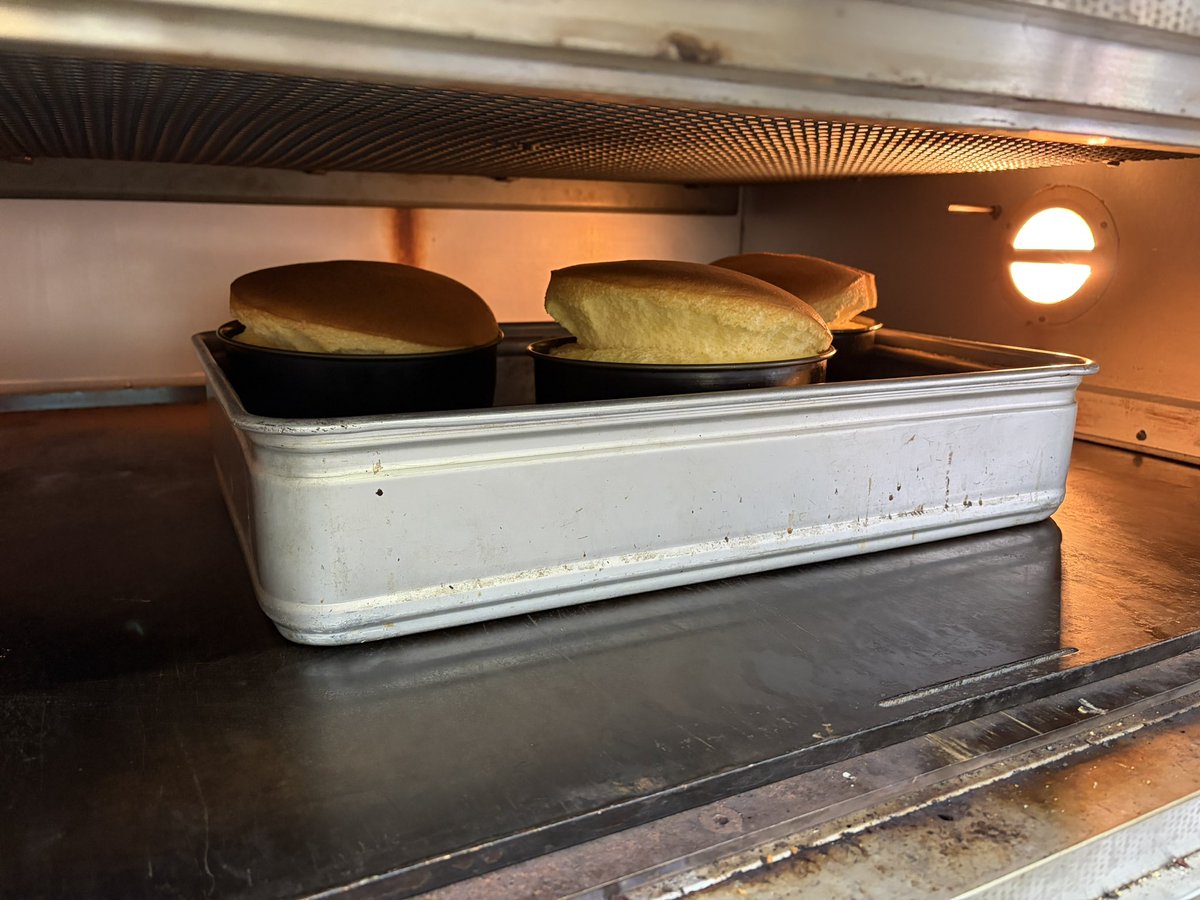 naraya_sweets's tweet photo. 「チーズズコット」
焼き上がりました
熱々ふわふわ販売スタート
お電話でのお取り置きok
0554436307
#手づくり和洋菓子ならや
#メイドインヤマナシ
#ならや
#山梨スイーツ https://t.co/aQsBSdQhaG