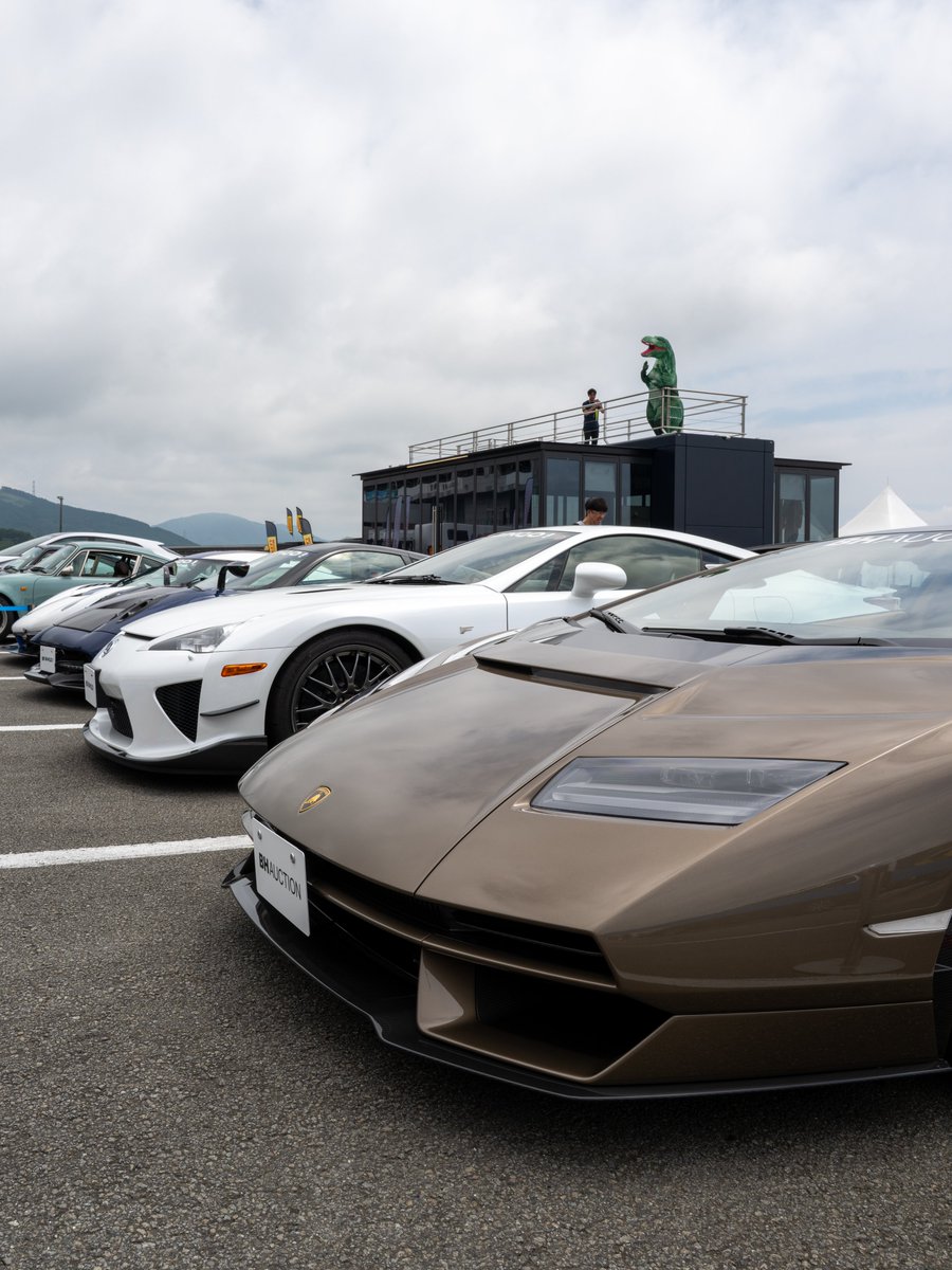 スーパーカーパークの展示車両が続々到着！ 世界の希少車を間近で見