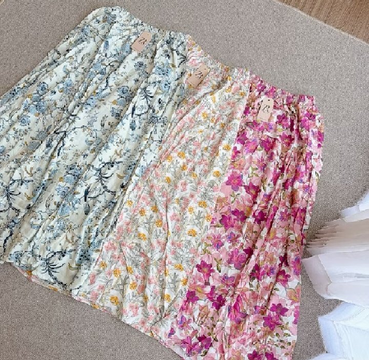 _itssasaa's tweet photo. Suka banget sama Floral skirt ini🥺! bikin look jadi manis + motifnya juga cantik-cantik 😣🎀.... https://t.co/Ue76bPsABg