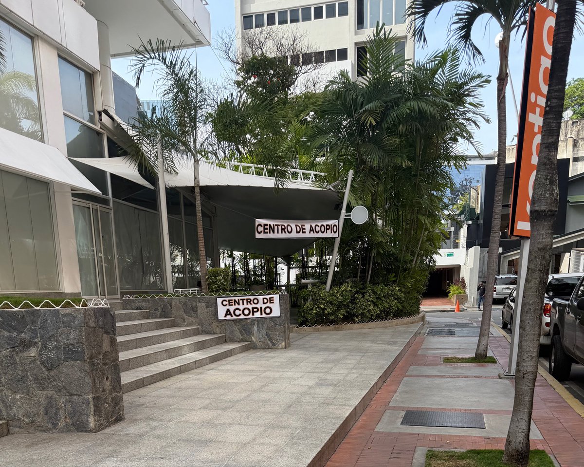 inconssiente's tweet photo. Chipis hace falta gatarina en el centro de acopio de las mercedes. Es en la calle de atrás del tolón, donde está el Farmatodo y la 4d, torre california creo que se llama. Verán un cartel grandote que dice centro de acopio. https://t.co/0L24lzUY6Z