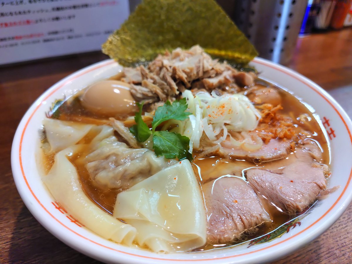 sugimaru427's tweet photo. 一条流中華そば　智颯

上質瀬戸内いりこの中華そば（醤油味）
特製（チャーシュー、ワンタン、味玉）
はし肉TP
背脂煮干の和え玉

売り切れ前にギリギリ滑り込みセーフ😁
上品な、いりこの旨味に香りも良き💯
（自分は上品とは縁がないけど…）
いやぁ～旨かったぁ🤤🤤

ご馳走様でした https://t.co/h3N6OrBNXc