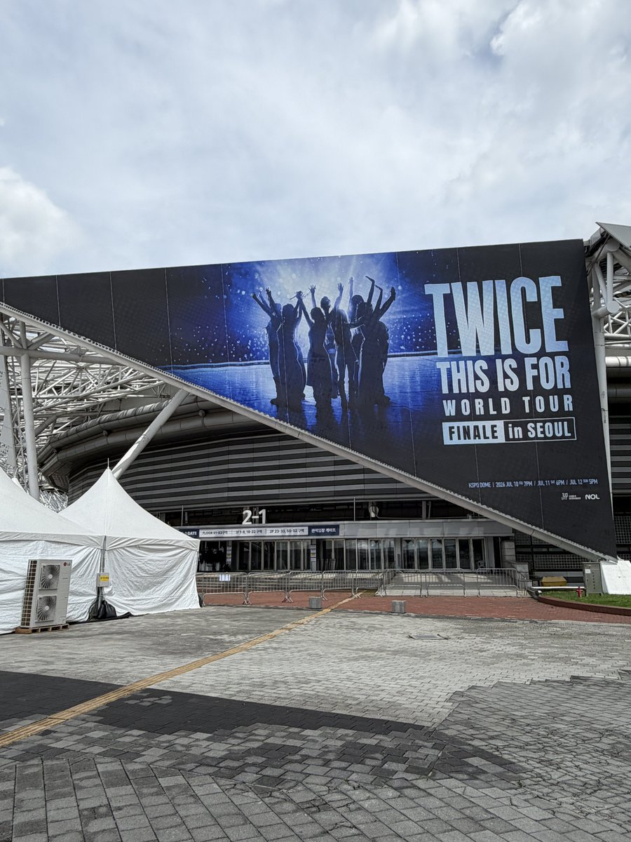 PenguinOnce5's tweet photo. 会場着！

#TWICE_THISISFOR_WORLD_TOUR_IN_SEOUL https://t.co/20QsoA1x0U