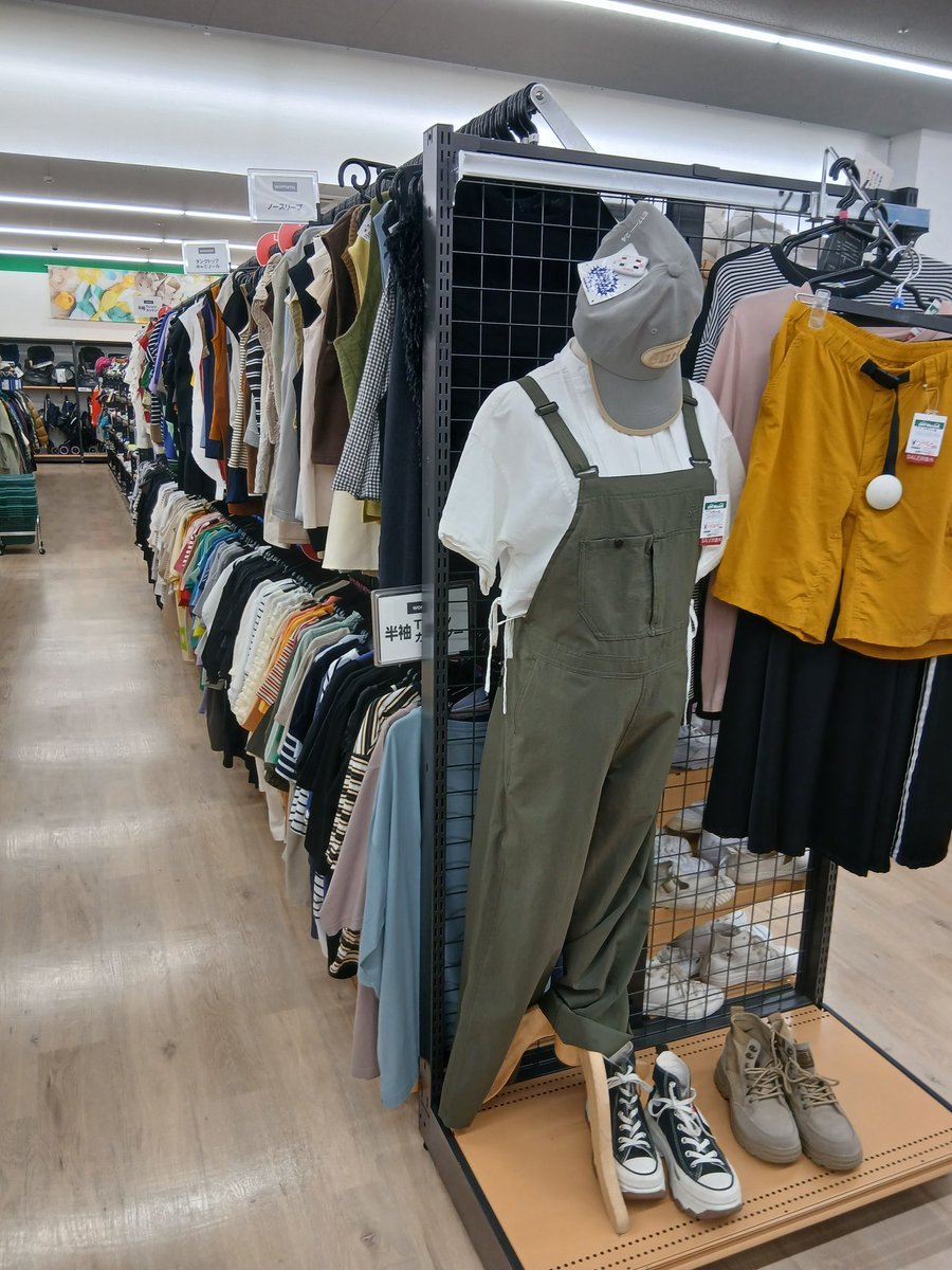 off_isahaya's tweet photo. 暑い夏になりそうですね😀

今年も半期に一度の衣料品セールします！
7/17.18.19.20の4日間です🗓

レディース、メンズ、子供服がレジにて半額となります
夏にぴったりのバッグやサンダルも割引してます🈹️
皆さまのご来店お待ちしております🥰 https://t.co/BcITPS9b1a
