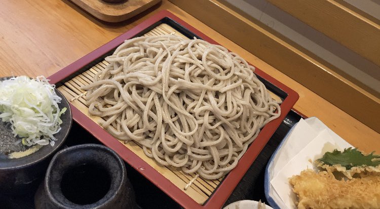 yayoitrip's tweet photo. 埼玉県幸手市 蕎麦処 権兵衛 でランチ🍽️

天もり蕎麦 大盛り 2250円
  をいただきました✨

お蕎麦は太めで噛んで味わうタイプで美味しかったです😌

特に天ぷらがよきです✨✨
衣のサクサク感がぱなくてめちゃうまでした🍤 https://t.co/wvBUQP0OPs