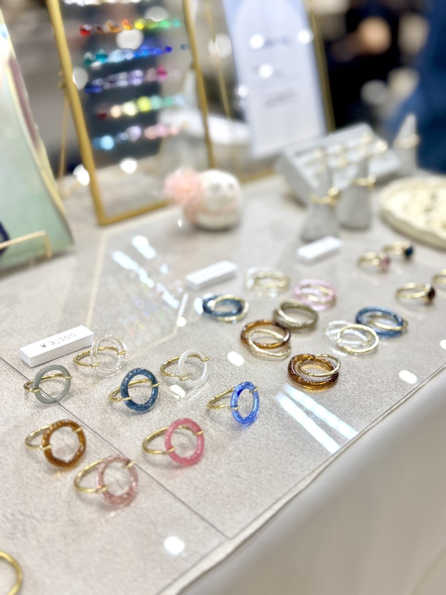 nosu_san3's tweet photo. ハンドメイドジャパンフェスはじまりました～～～！💍

7/11(土)・7/12(日)
東京ビッグサイト
ブース【A-83】

新作の覆輪リングをはじめ、
夏らしい真鍮とガラスを組み合わせたリングなど

ぜひお気に入りを見つけにいらしてください💍

#ハンドメイドインジャパンフェス
#handmadeinjapanfes https://t.co/ZTAtfVNV6l