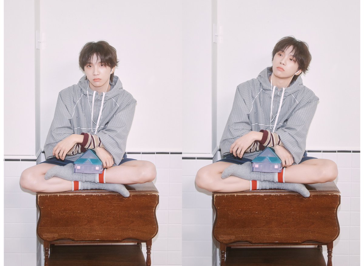Wmonhak's tweet photo. Duduk di atas meja kayu dengan earphone terpasang dan kotak kaset kecil di tangan — satu sisi fokus ke depan, sisi lainnya mulai mengantuk. Musik memang punya cara tersendiri untuk membuat segalanya terasa lebih tenang. https://t.co/1rFP298X6C