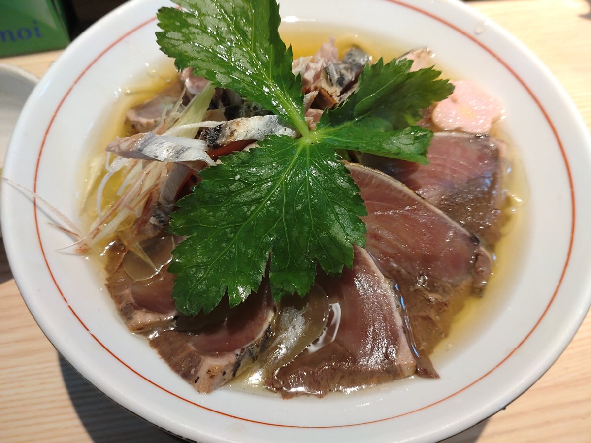 MangaloveTubasa's tweet photo. 本日のお昼ごはん。
拉麺開花で冷やし〜牧野カツオ〜のカツオ増し。
行こうと思ってた時に雨やったり、予定あったりでやっとこさ行けた。
カツオのたたきが載ってる変わった冷やしラーメンやけど１度食べたらはまるんよね。
今年もごちそうさまでした。
https://t.co/NBIYiHUTUk https://t.co/SFyQNJJ9fh