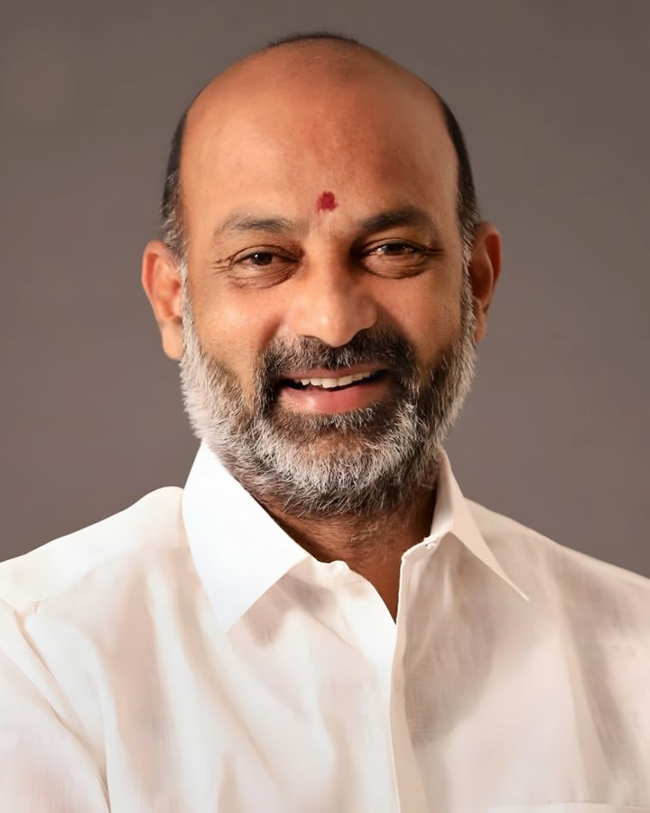 MPLingamaneni's tweet photo. గౌరవ కేంద్ర హోంశాఖ సహాయ మంత్రి, ప్రజా ��ాయకులు శ్రీ @bandisanjay_bjp  గారికి హృదయపూర్వక జన్మదిన శుభాకాంక్షలు. ప్రజల కోసం నిరంతరం శ్రమించే మ��� నిబద్ధత ఎందరికో స్ఫూర్తిదాయకం. భగవంతుడు మీకు సంపూర్ణ ఆయురారోగ్యాలు ప్రసాదించాలని మనస్ఫూర్తిగా ప్రార్థిస్తున్నాను.

#BandiSanjay https://t.co/9KpcErOejn