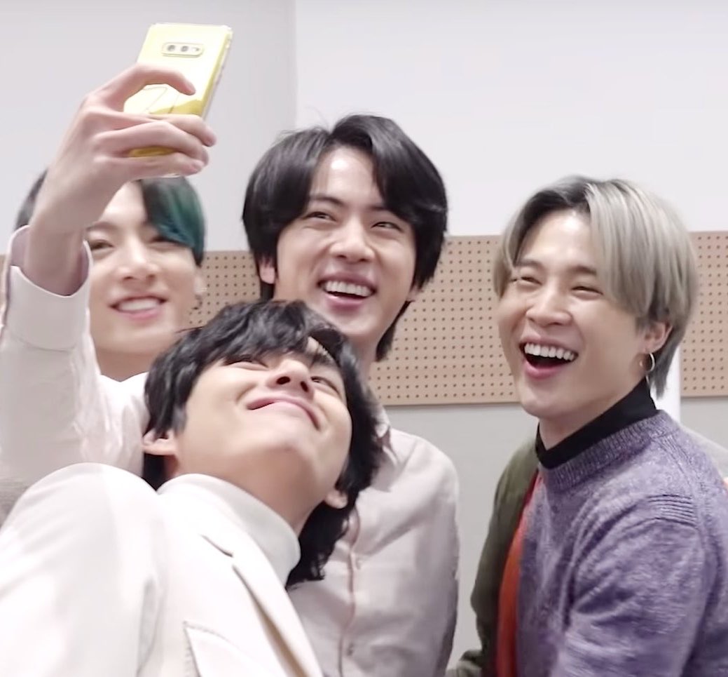 beyond_seok's tweet photo. キャンプの時の蚊くらいわらわら集まる https://t.co/ZJBSI0zx1q