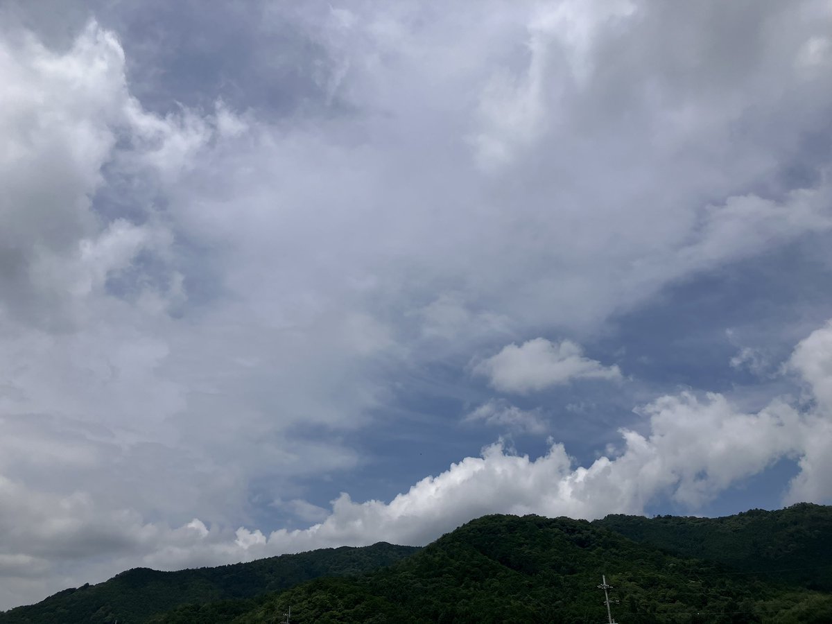 view_kana324's tweet photo. 雲が多め…☁️☁️

相変わらず不快な暑さ🫠🫠

午後からの仕事は
エアコンの効きがよくない
作業場だからな…若干 辛め💦💦

まぁ…今日は半日だから
ボチボチがんばるぉ٩(๑❛ᴗ❛๑)۶ https://t.co/boXiKAYFPY