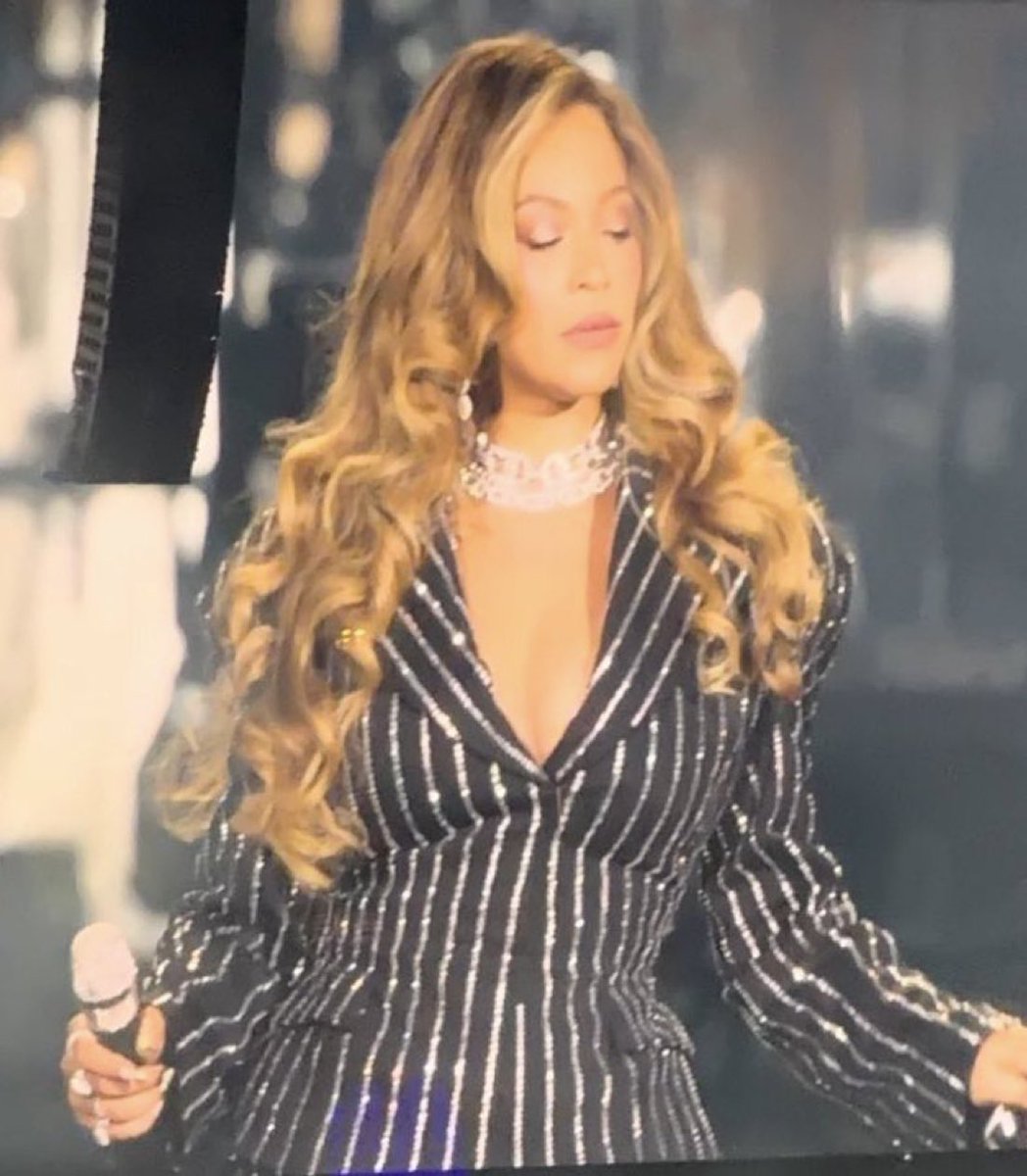 BEYGAWD's tweet photo. I have feeling she’s gonna pop out after this and she’s gonna give us everythingggggg 😍 https://t.co/mHXbFxJW3N