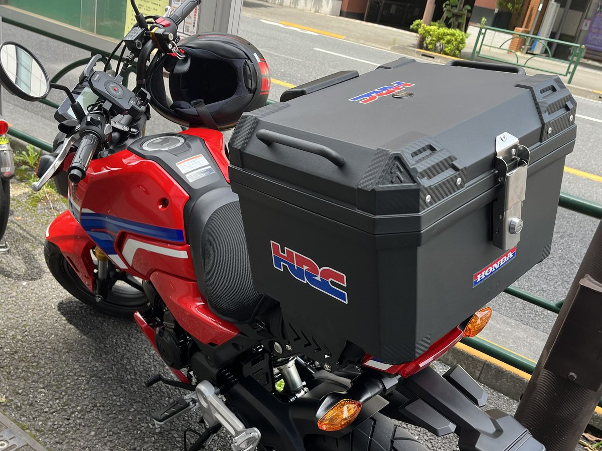 yuutanman's tweet photo. 【GROM】リアキャリア＆大容量リアボックス取り付け完了🔧
HRCステッカーも貼ってリア周り強化！
背中は狭くなったけど荷物はバッチリ積めるようになった😂
完全にUber Eats仕様…仕方ないね💦
かわいいGROMが働き者になりました
#GROM #HondaGROM #GROMカスタム #HRC #ミニバイク #バイクカスタム https://t.co/HVuN0C038F