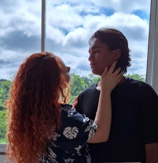 Drakiton's tweet photo. Gente, muita gente não sabe, mas o Drakiton (sim, o personagem do meu jogo kkk) é meu esposo na vida real. Convenci ele a fazer lives jogando otomes no TikTok! Podem seguir ele pra ajudar a bater o número mínimo de seguidores e liberar as lives?  https://t.co/ve5L3fKBbX https://t.co/DpdtThJKLa